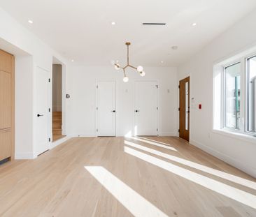 Contemporary Family Townhome in Prime Oakridge Location - Photo 1