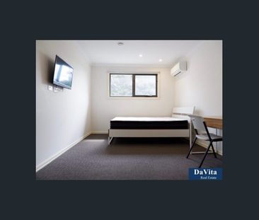 FULLY FURNISHED Master Bedroom, PERFECT FOR STUDENTS! - Photo 1