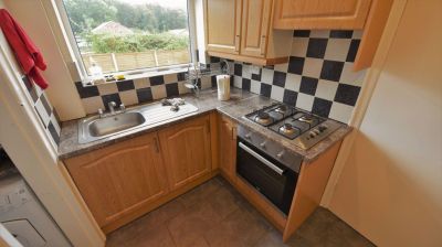 3 bedroom Flat in Lea Farm Drive, Leeds - Photo 4