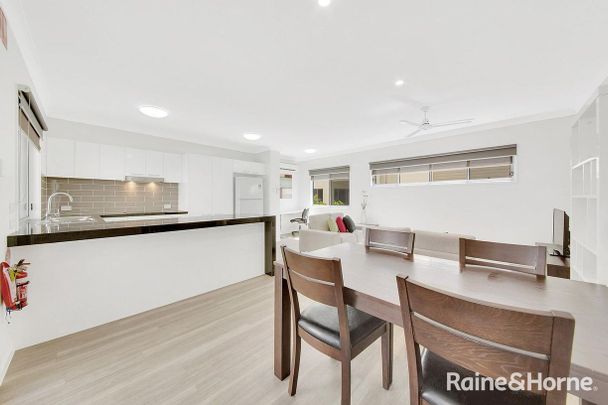 SPACIOUS FURNISHED 3 BED TOWNHOUSE CLOSE TO THE CBD! - Photo 1