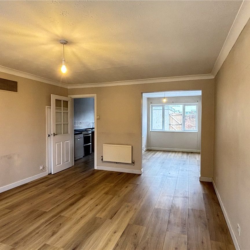 Pinewood Park, Farnborough, GU14 - Photo 1