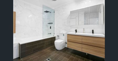 Oversized Contemporary Apartment - Photo 2