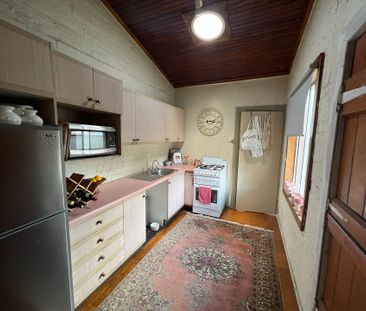 Charming Two Bedroom Terrace House! - Photo 5