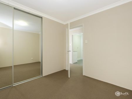 COMFORTABLE FAMILY HOME IN QUIET STREET! - Photo 2