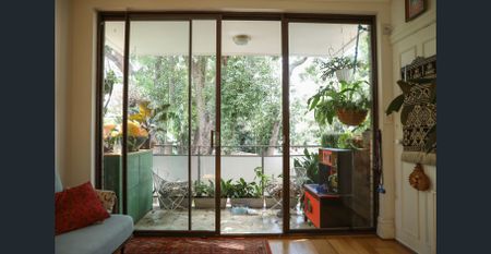 2 bedroom, Light Filled Apartment w/ Beautiful Leafy Views - Photo 4