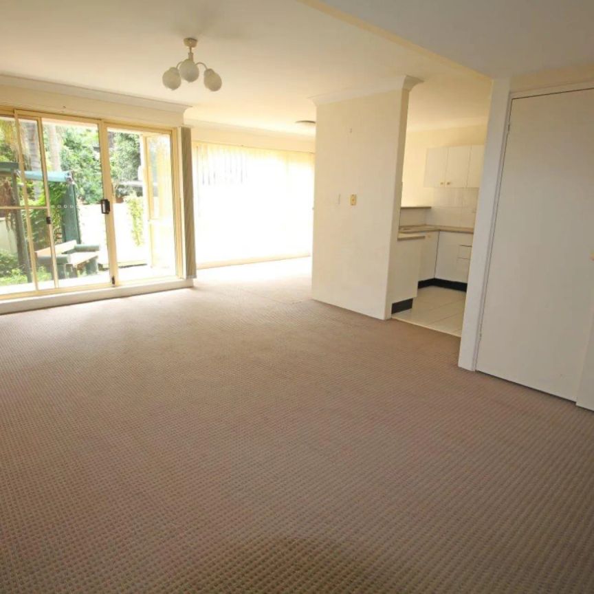 SPACIOUS 3 BEDROOM SPLIT LEVEL VILLA WITH LOCK UP GARAGE - Photo 1