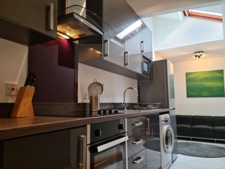 4 bedroom terraced house to rent - Photo 2