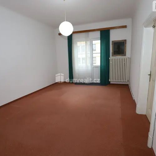 Prostorný slunný byt 4+1 ve třetím patře secesní cihlové budovy v centru Karlových Varů - Фото 1