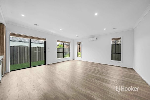 18 Yucamane Drive, Truganina VIC, Belconnen - Photo 1