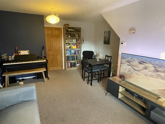 Millbank, Cam - Photo 1