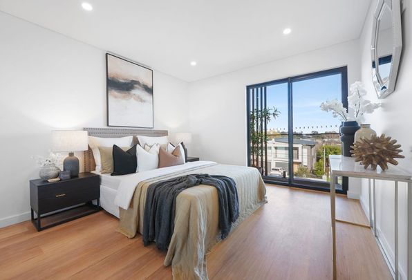 Brand New 5-Bedroom Family Home in Merrylands West!!! - Photo 1