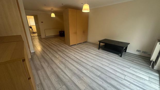 6 bedroom semi-detached house to rent - Photo 1