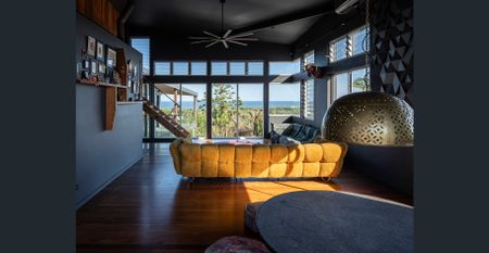 A JEWEL IN THE CROWN - Photo 4