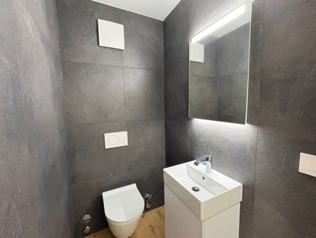 Luxurious 3.5-story attic with large bay window on protected balcony - Photo 2