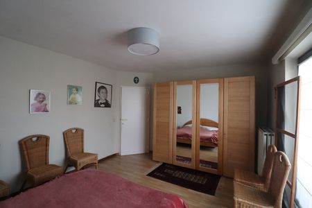 Een recent appartement op de eerste verdieping met ruim terras en garageplaats. - Photo 2