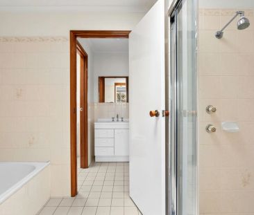 Charming 3-Bedroom Family Home with Spacious Yard & Double Garage - Photo 5