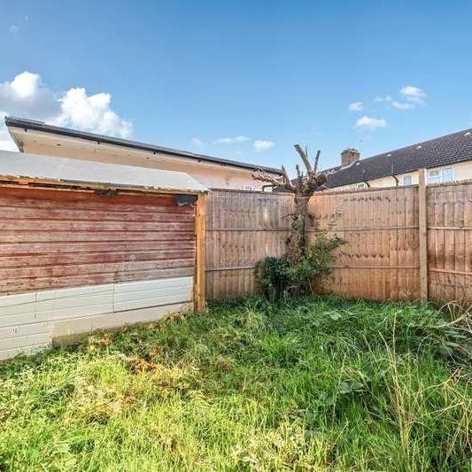 Goldbeaters Grove, Edgware, HA8 - Photo 1