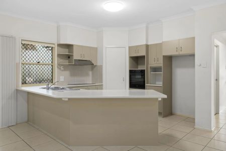 Large Open-Plan Home in Quiet Cul-de-Sac - Close to Shops & Transport - Photo 3
