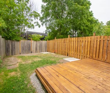BEAUTIFUL 2 BEDROOM MAIN UNIT IN WELLAND!! - Photo 6