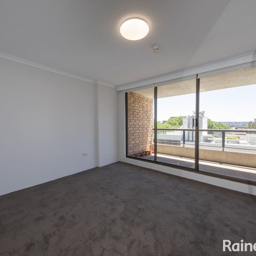 Spacious Two-Bedroom Unit in Prime Sydney Location with Harbour Views - Photo 1