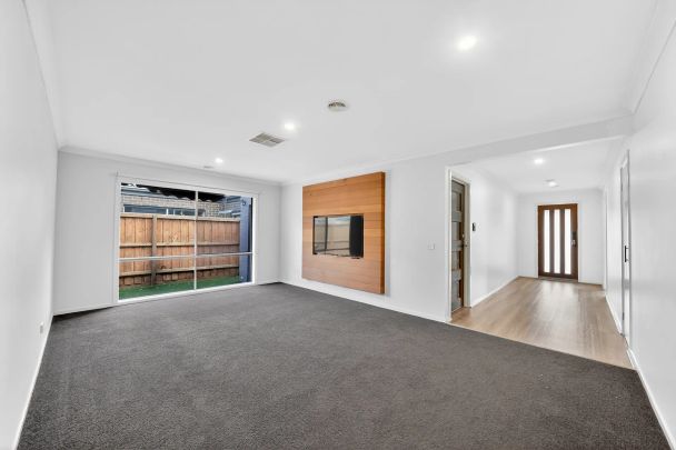 NORTH FACING SINGLE LEVEL SENSATION IN A PRESTIGE POSITION - Photo 1