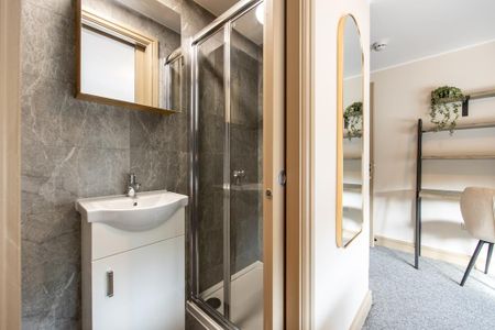 1 bedroom in a house share to rent - Photo 2