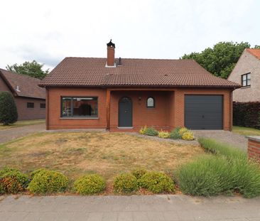 Laagbouwwoning met 2 slaapkamers, garage, terras en tuin. - Photo 1