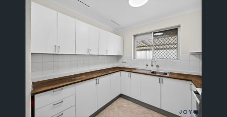 Neat & Tidy Street-Front Villa in a Superb Location - Photo 2