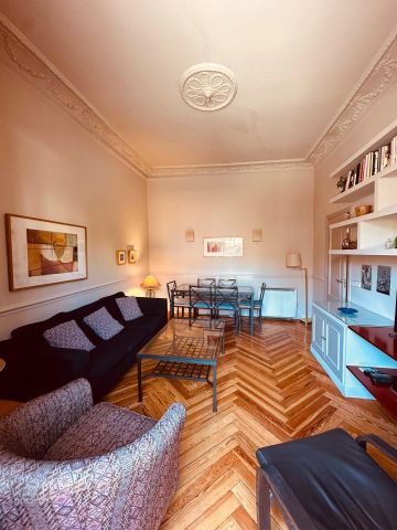 ¡Espectacular piso con balcones y vistas despejadas en Pleno Centro de Madrid! - Foto 4
