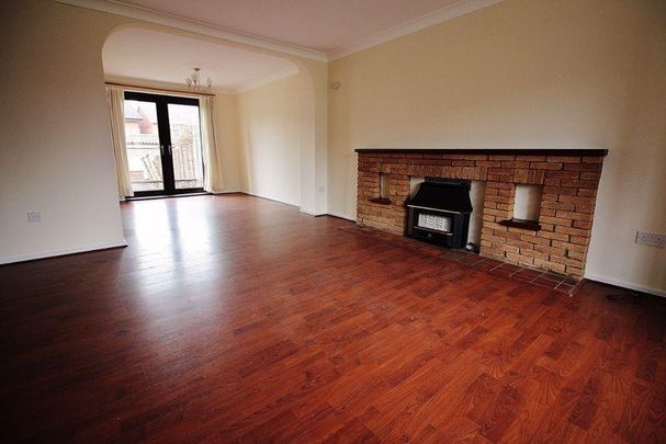 4 bedroom detached house to rent - Photo 1