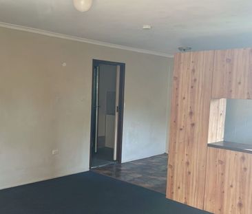 Great Location! Close to shops and public transport. - Photo 1