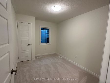 Townhouse For Lease | N8119704 - Photo 3