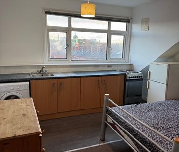 Studio Flat, Harehills Avenue, LS8 - Photo 1