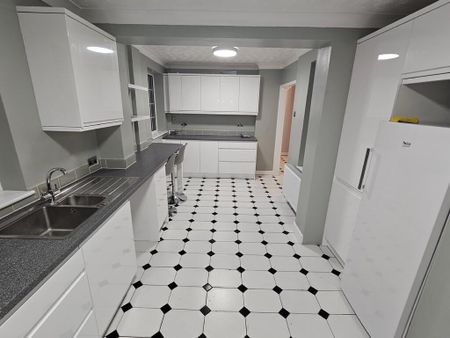 1 bedroom in a house share to rent - Photo 2