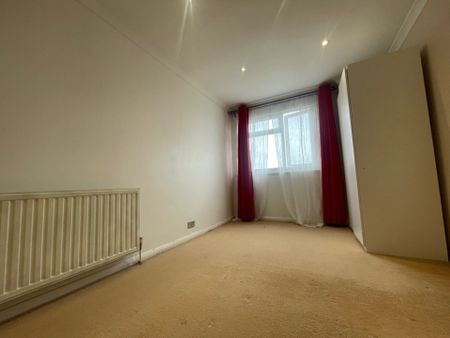 3 bedroom Flat to rent - Photo 4