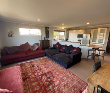 THREE BEDROOM, FULLY FURNISHED, CENTRAL LIVING - Photo 1