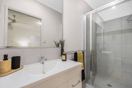 Modern & Private 3 Bedroom Unit with Solar and Ideal Location! - Photo 5