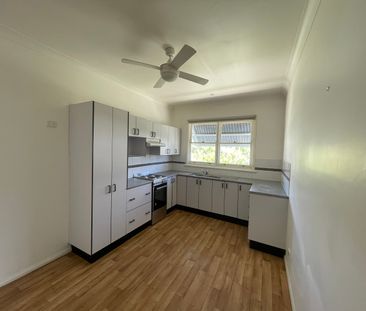 Three Bedroom Family Home - Photo 3