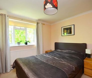 Room in a Shared Flat, Burton House, SE16 - Photo 1