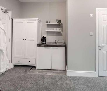 Flat B, St. Michaels Road, Aldershot, Hampshire, GU12 - Photo 5