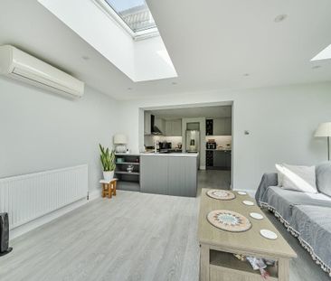 Beautifully extended and remodelled 3/4 bedroom semi detached house... - Photo 1