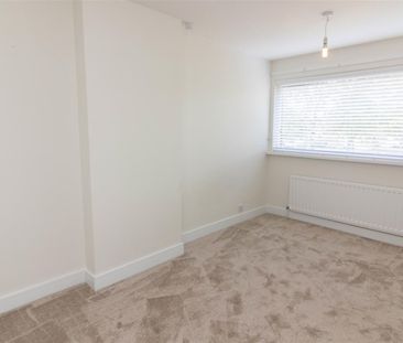 3 Bedroom House - Terraced - Photo 3