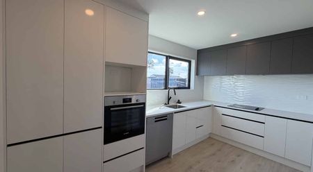 Modern 4-Bedroom Family Townhouse in Manurewa - Photo 2