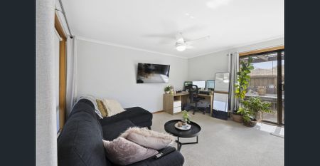 BRIGHT & COMFORTABLE UNIT WITH PRIVATE YARD - Photo 2