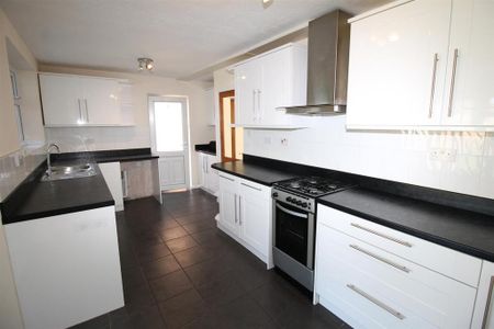 3 bedroom semi-detached house to rent - Photo 5