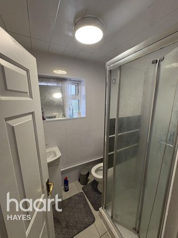 1 bedroom in a house share to rent - Photo 4