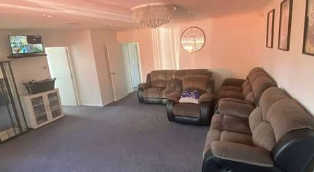 Charming 4BR Home in Pukekohe! - Photo 4