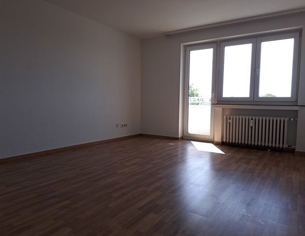 ***Große 2-Raum-Wohnung... renoviert und bezugsfertig mit Laminat und Balkon*** - Photo 1