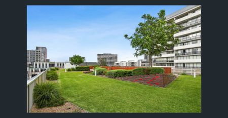 Large 1Bed + STUDY apartment in APEX building! Super convenient location! - Photo 2