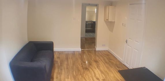 1 Bed - 13 Colenso Mount, Leeds - LS11 0DQ - Student/Professional - Photo 2